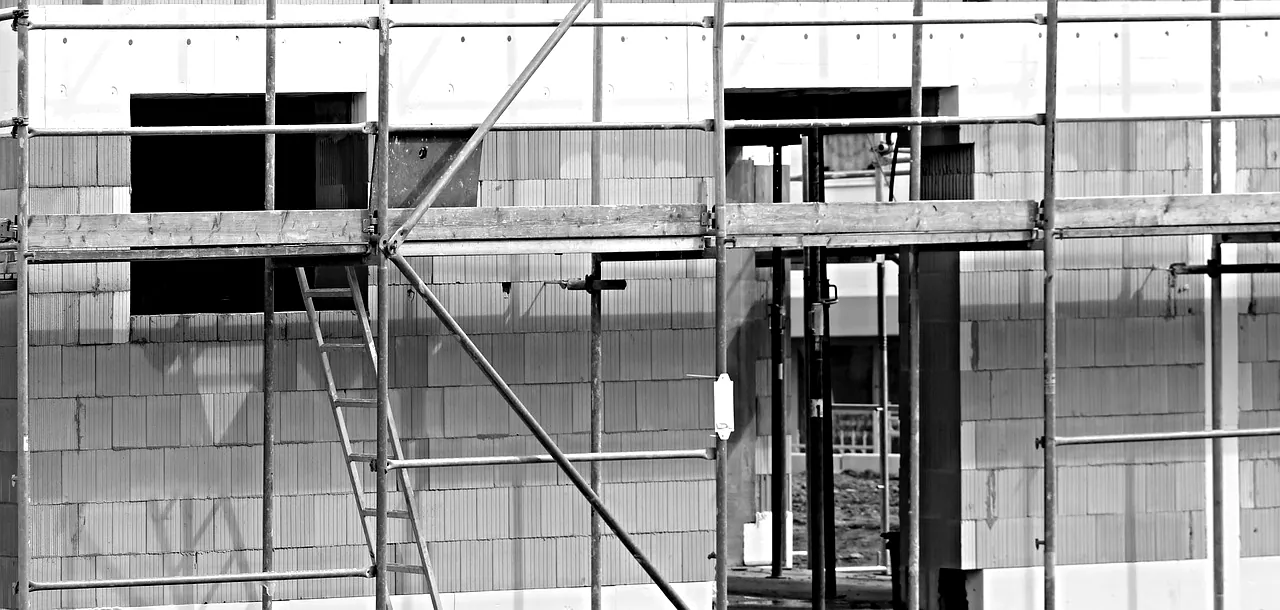 Échafaudage dressé devant la façade d'un bâtiment en rénovation